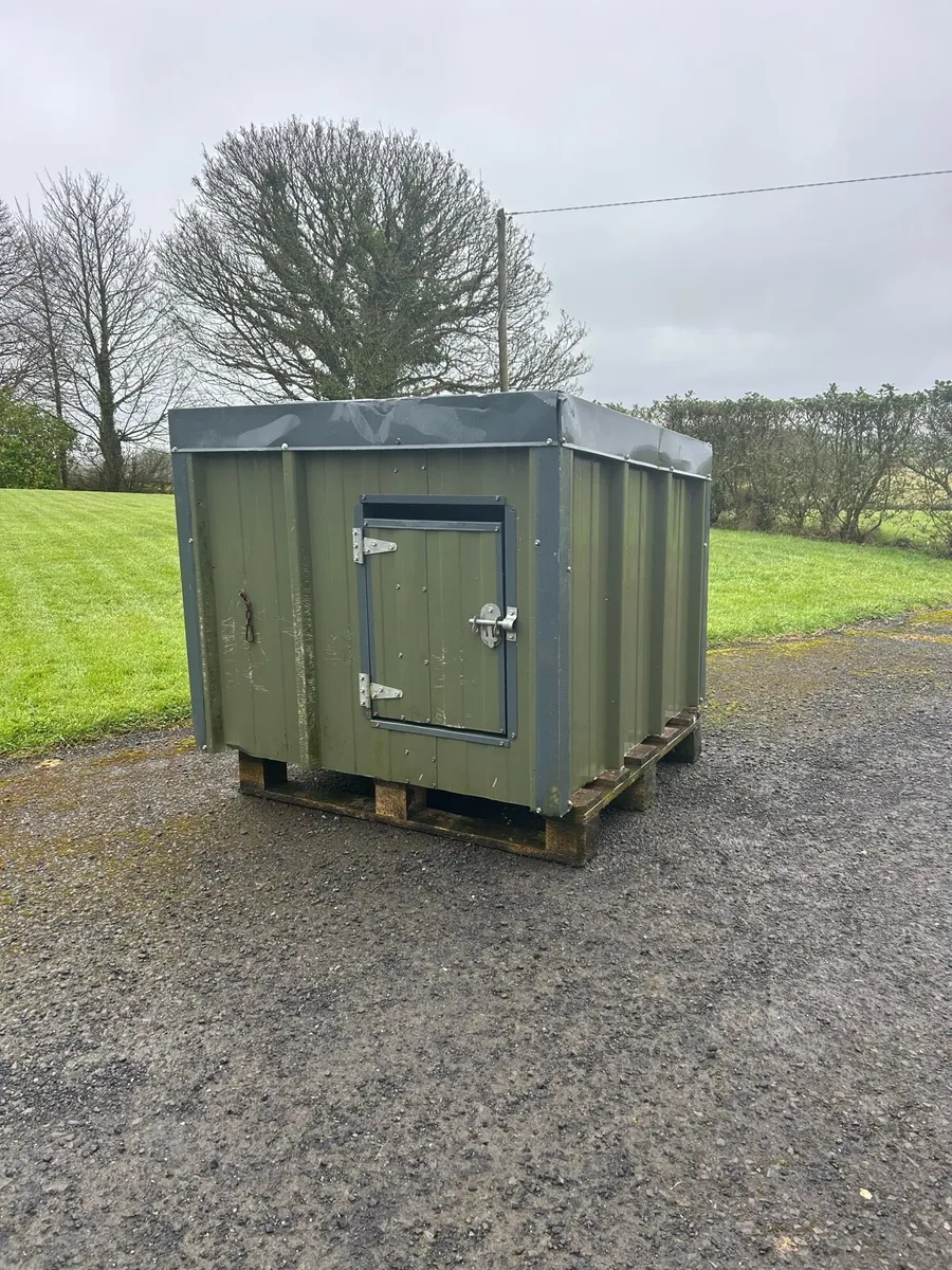 Insulated steel dog house - Image 1
