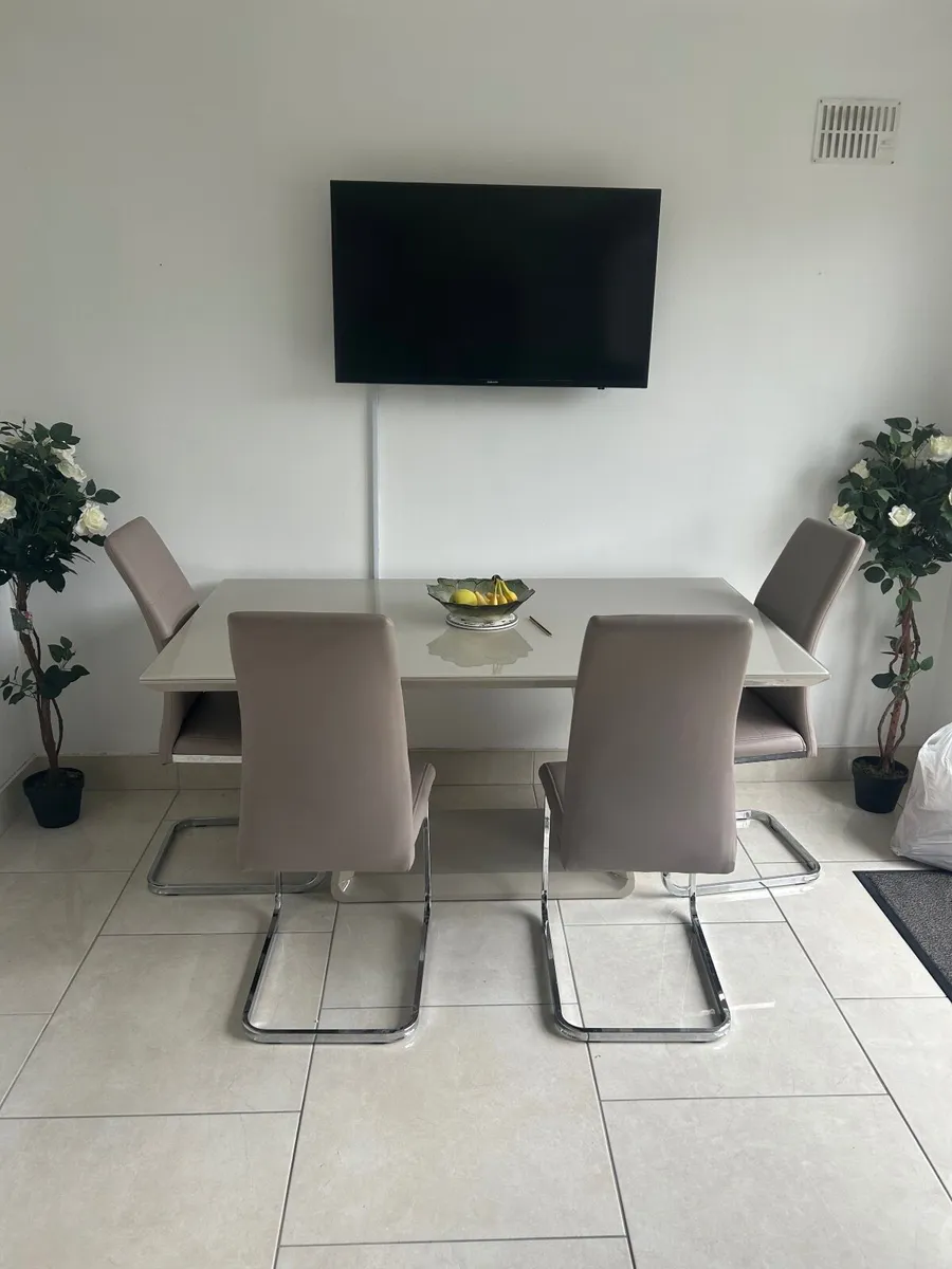 Dining table & chairs - Image 1