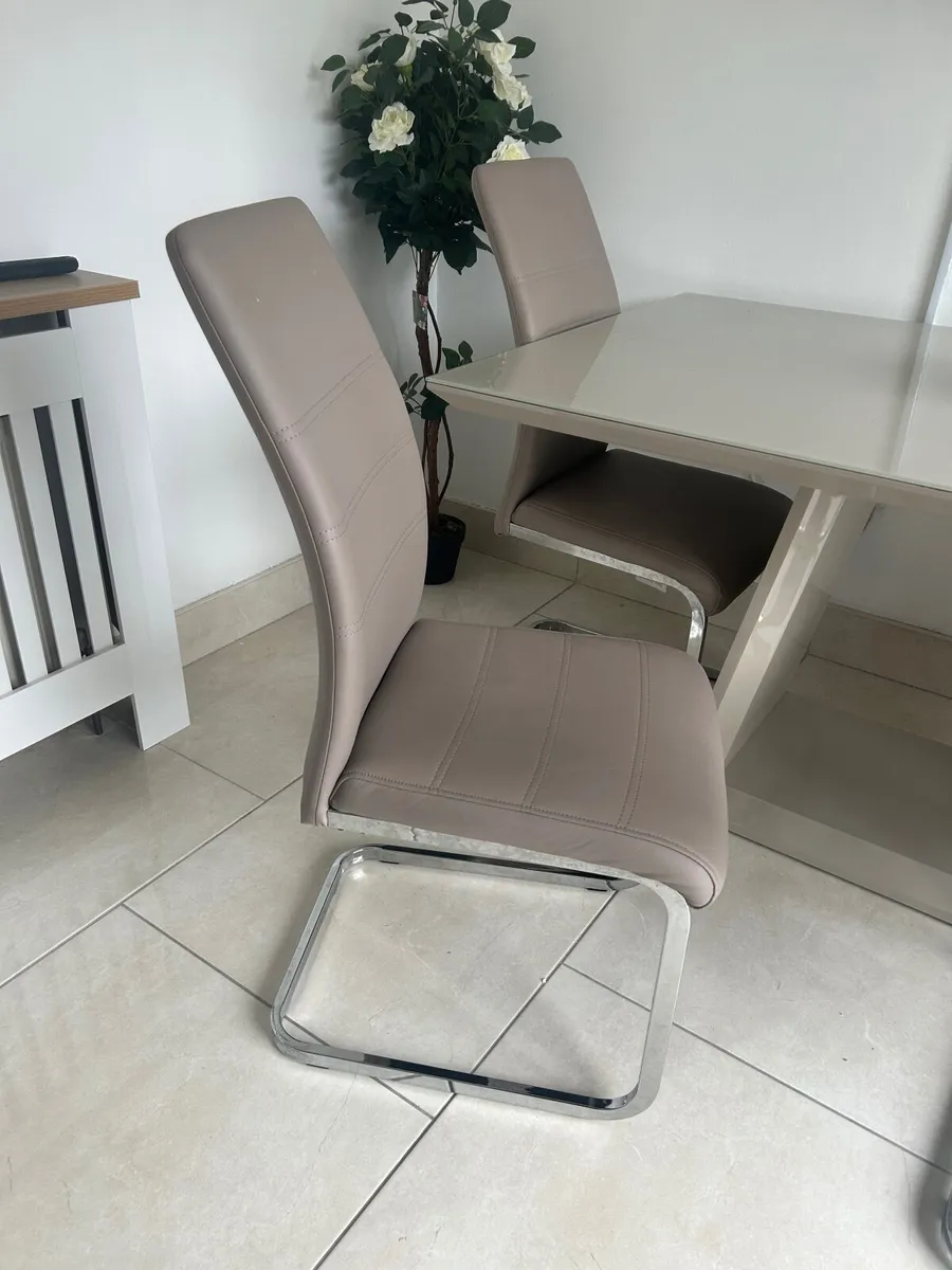 Dining table & chairs - Image 2