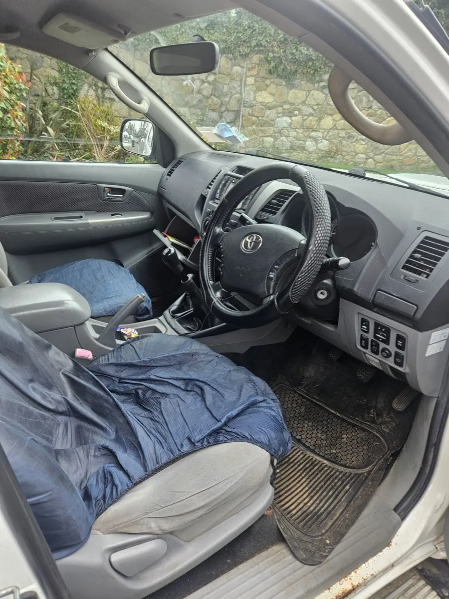 Toyota Hilux 2011 - Image 4