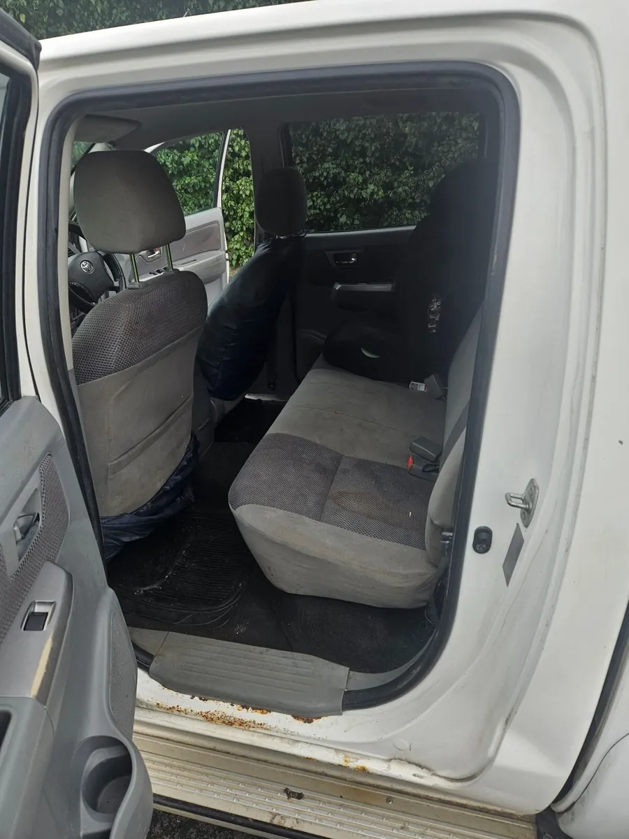 Toyota Hilux 2011 - Image 2