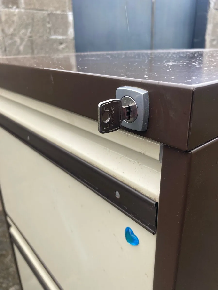 Filing Cabinet - with Key - 4 drawer - Image 4