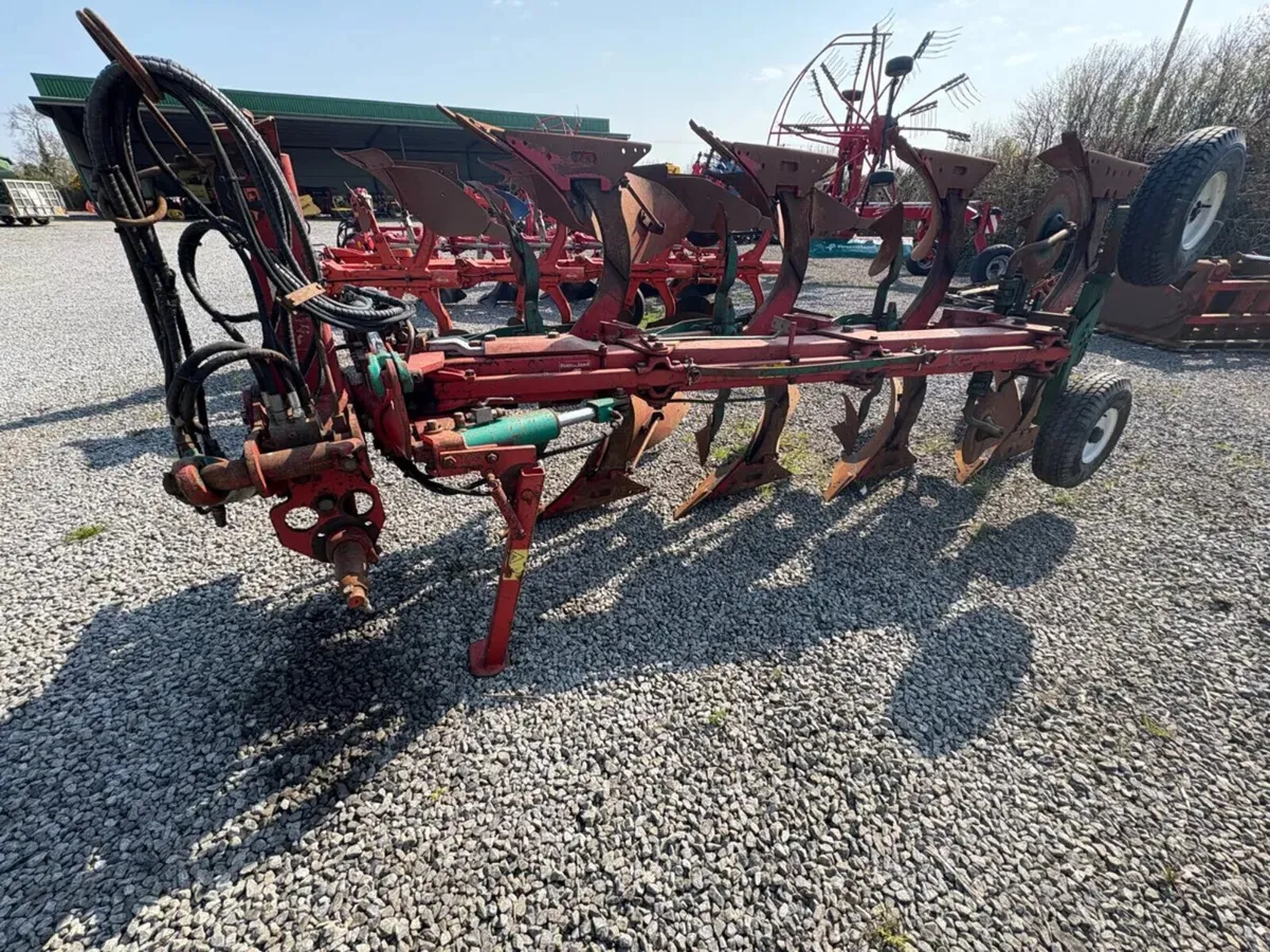 KVERNELAND 4 FURROW PLOUGH - Image 1
