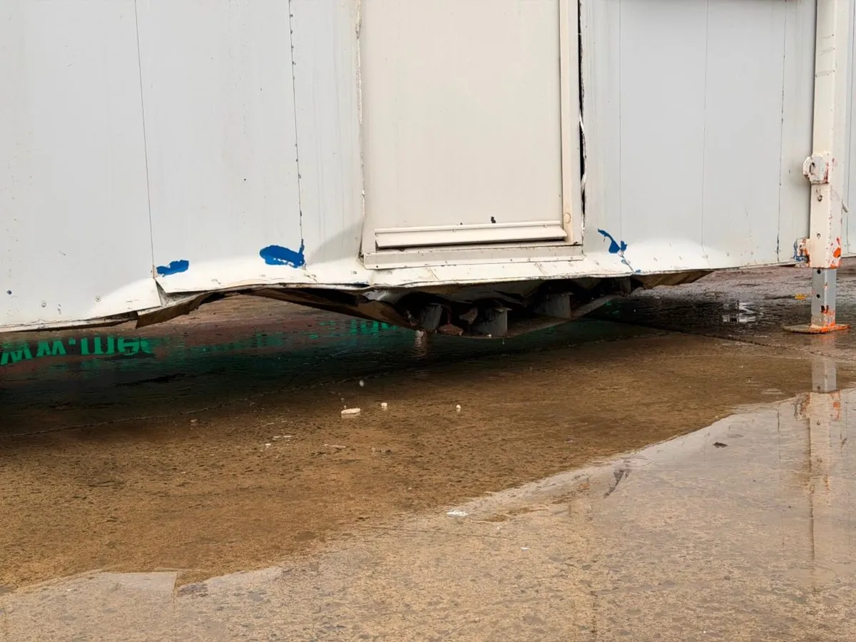 Damaged site office cabin 20 x 9 - Image 3