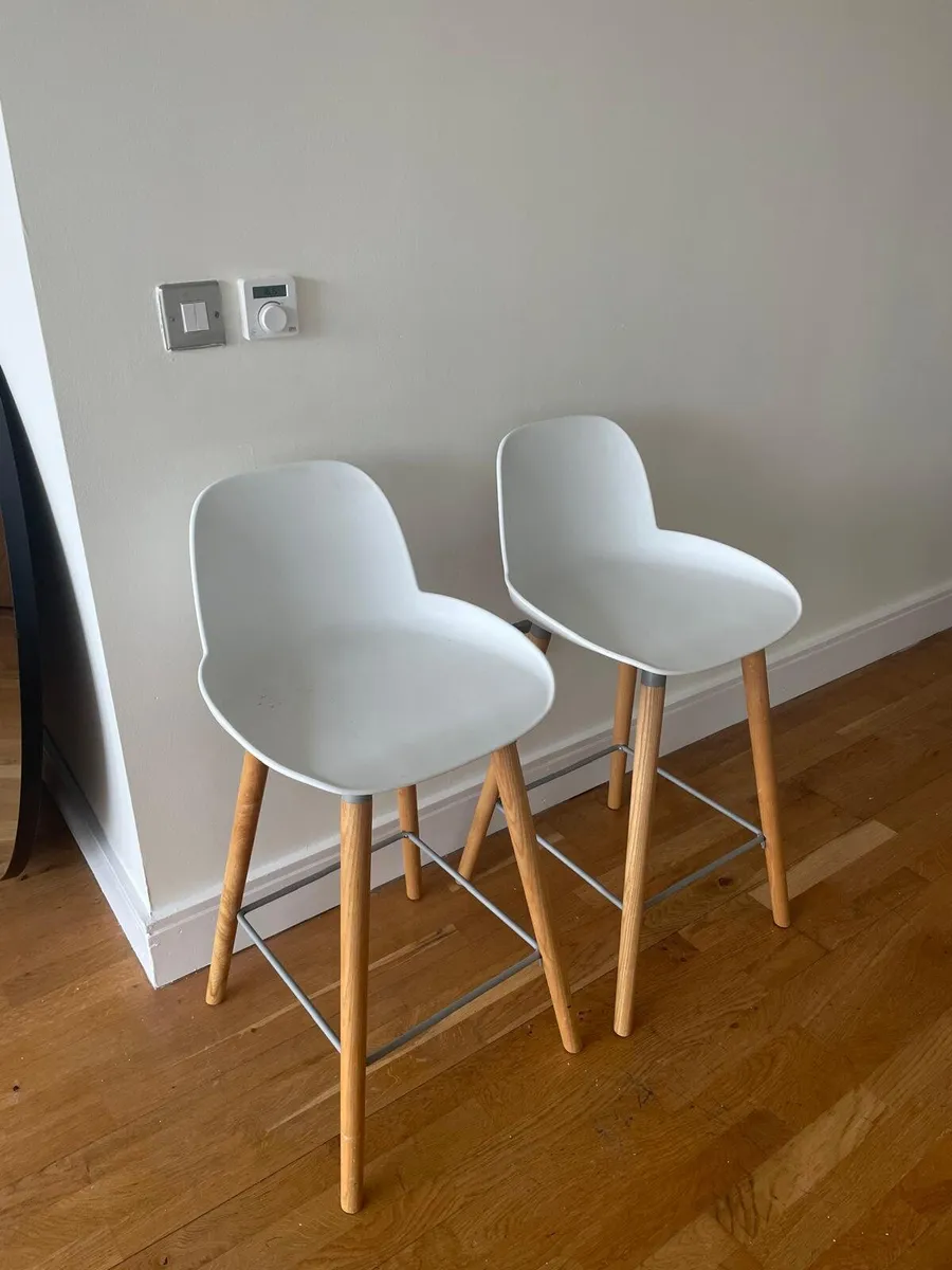 2x bar stools