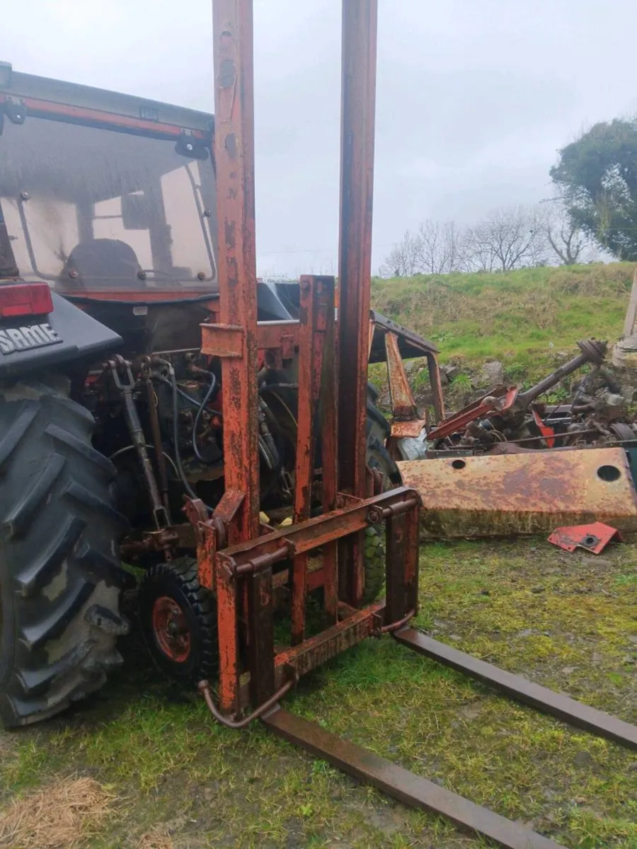 Forklift tractor - Image 1