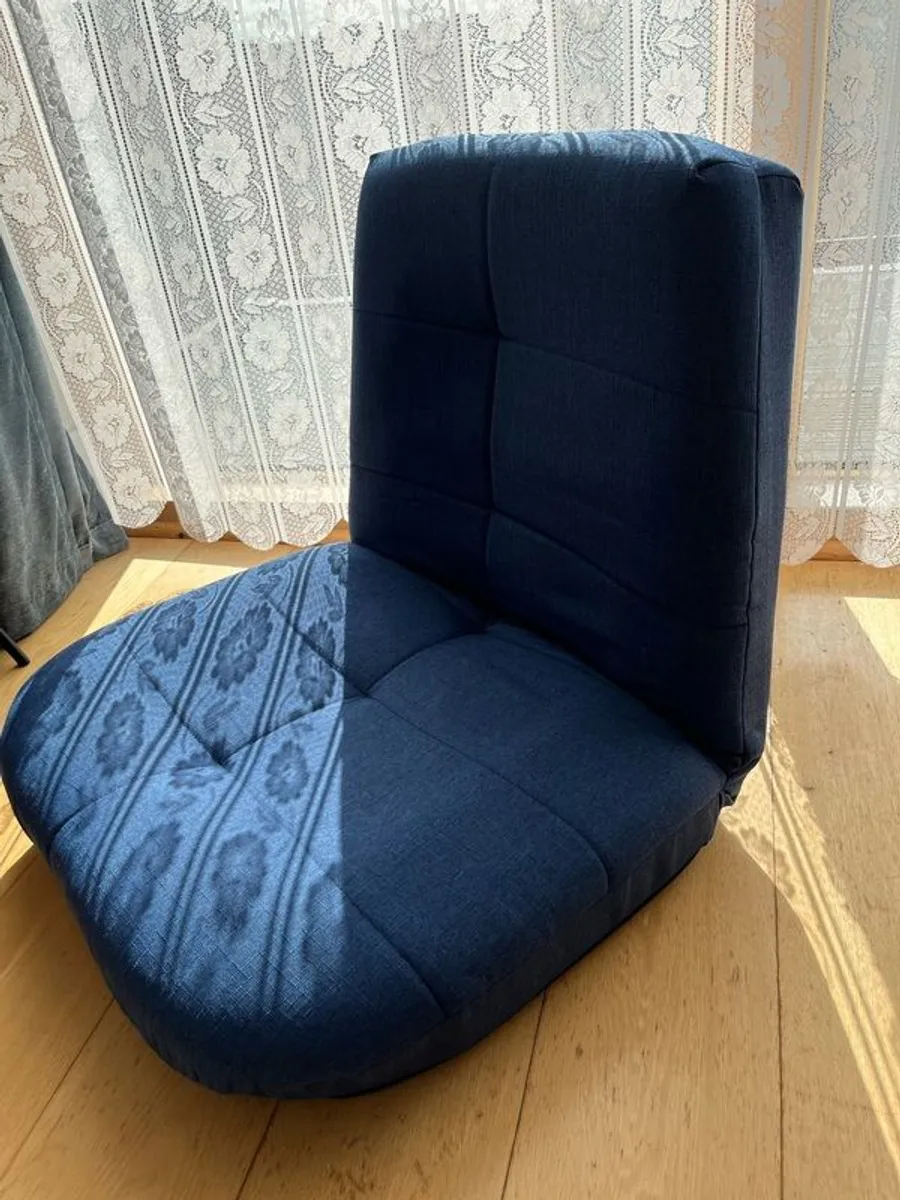 Comfortable floor chair - Image 1