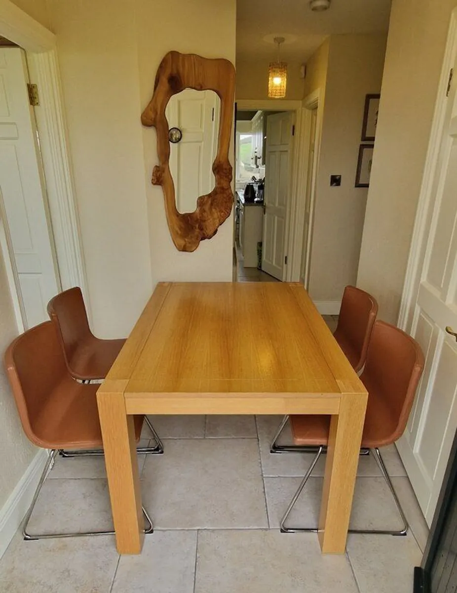 Diningroom table and chairs - Image 1