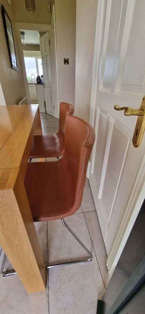 Diningroom table and chairs - Image 2
