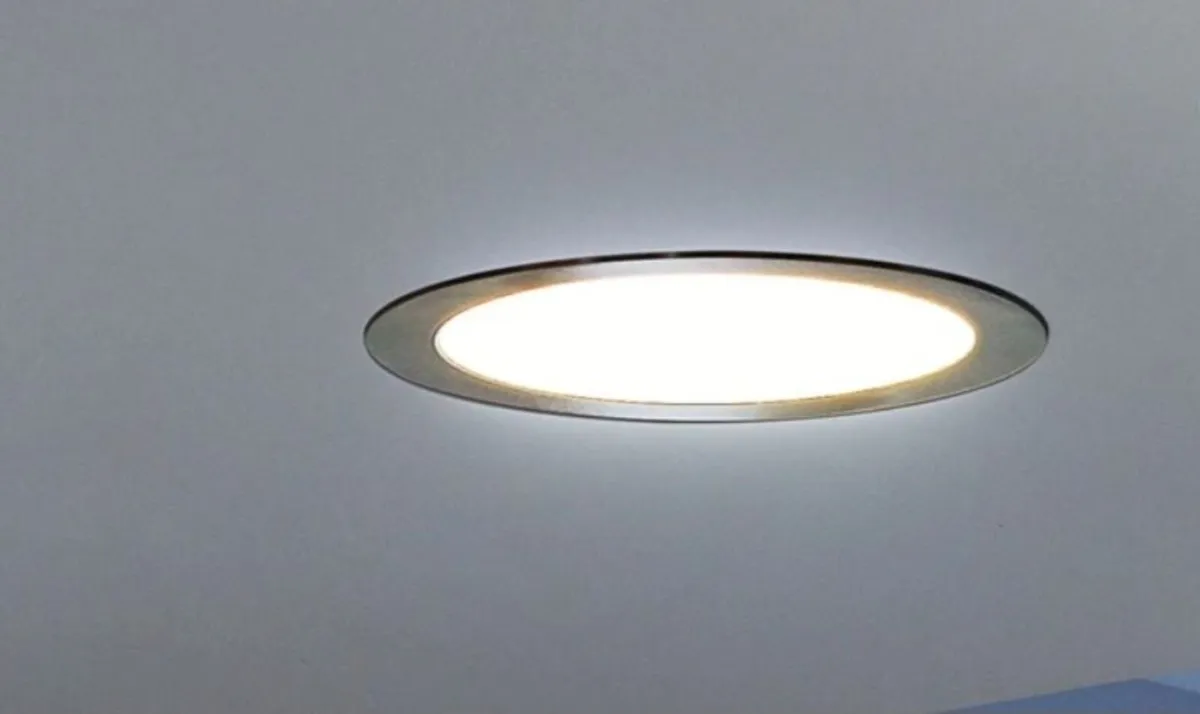 Spotlight light fixture including bulbs - Image 1