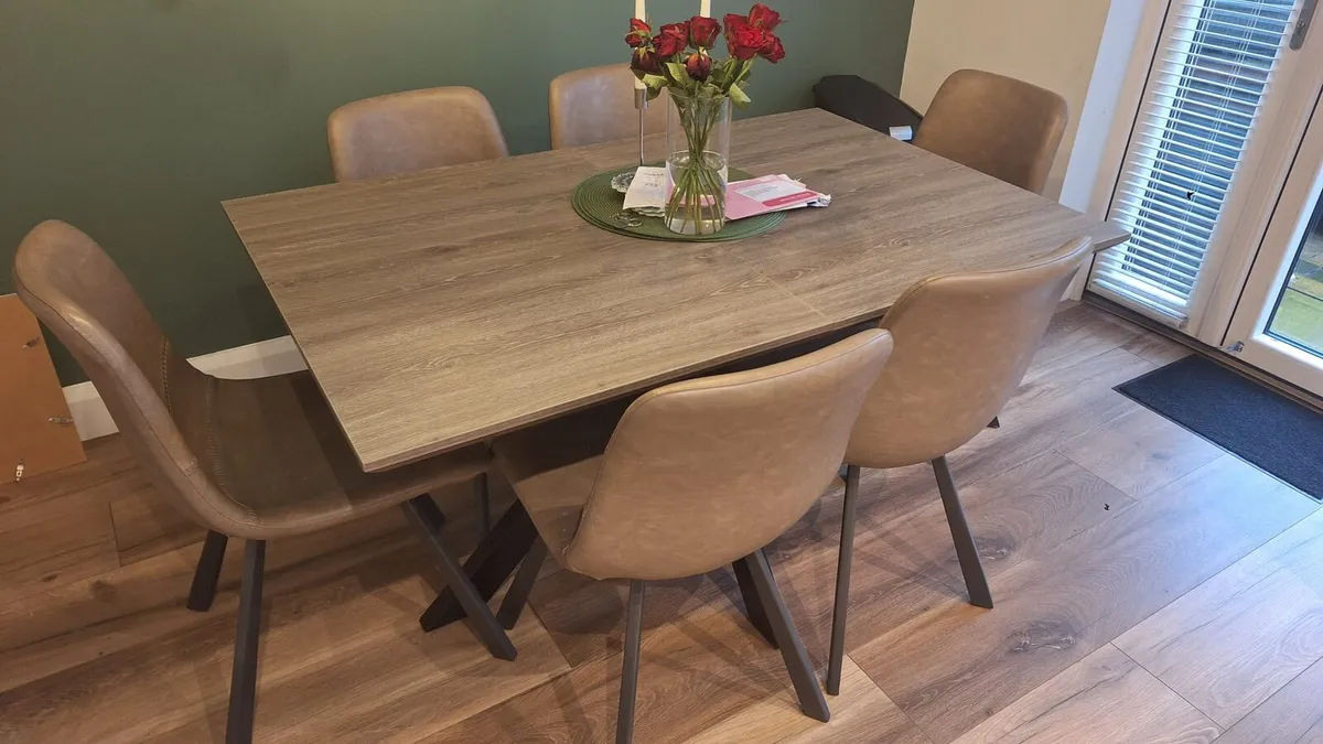 Extendable dining table 6x chairs - Image 1