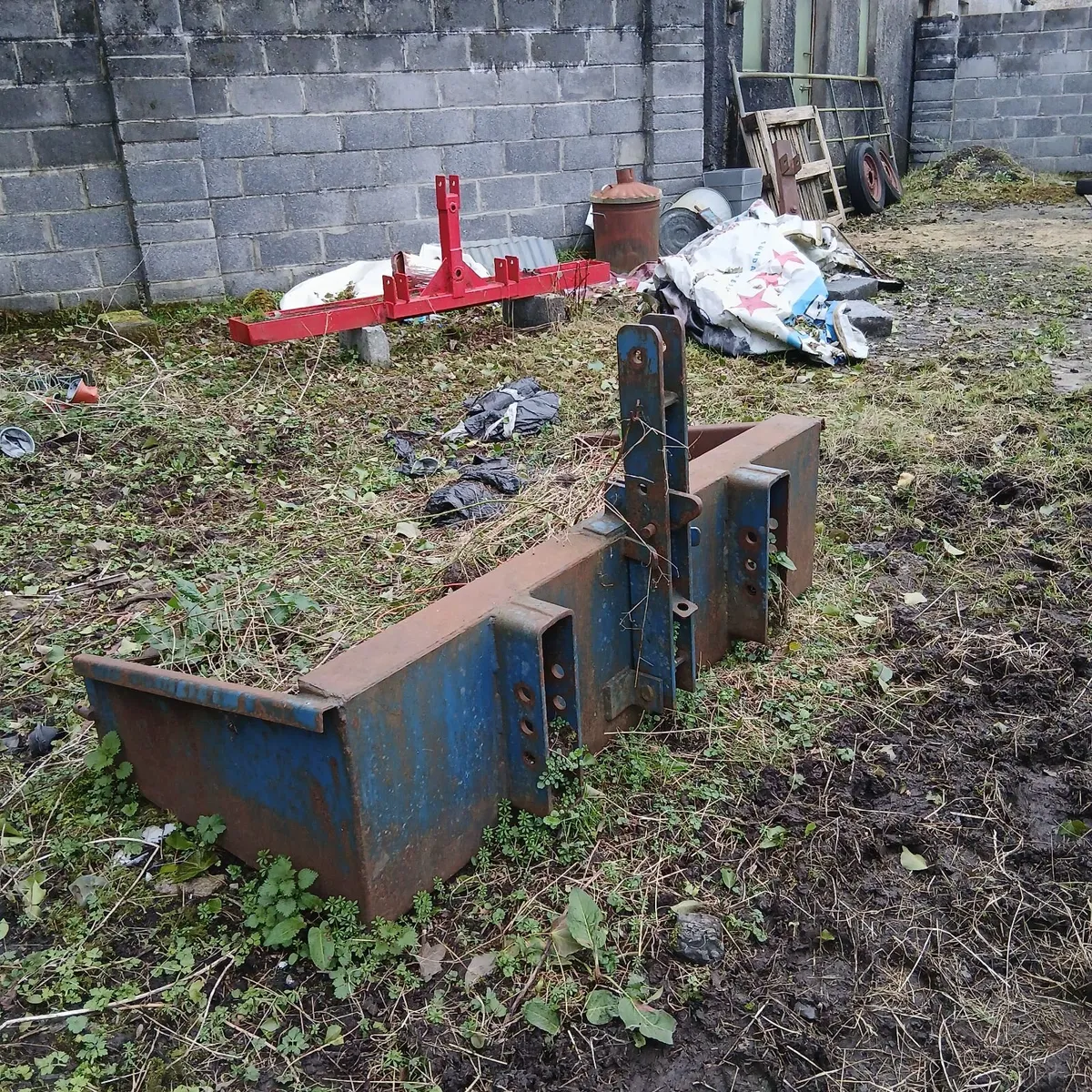 Transport box for a tractor