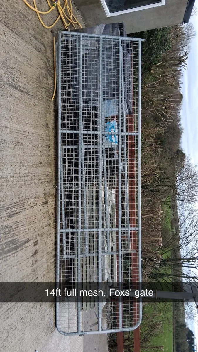 Fencing stakes and gates - Image 1