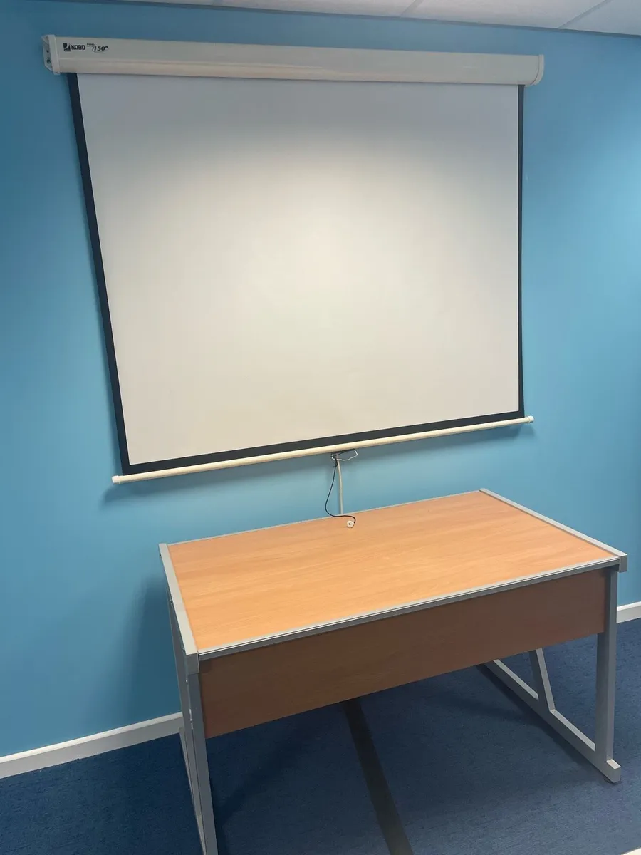 Pull down screen - Image 1