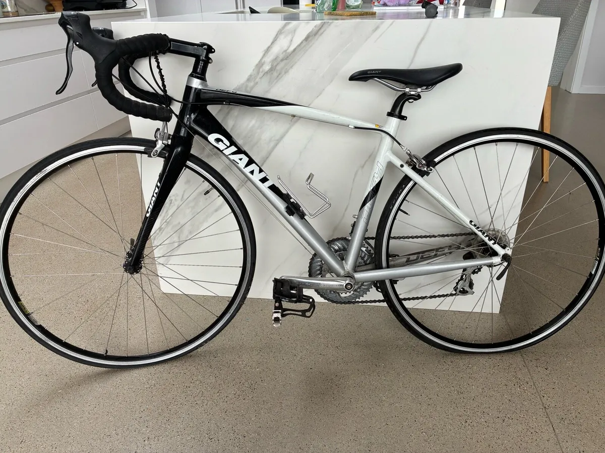 Giant defy road bike in good condition - Image 1
