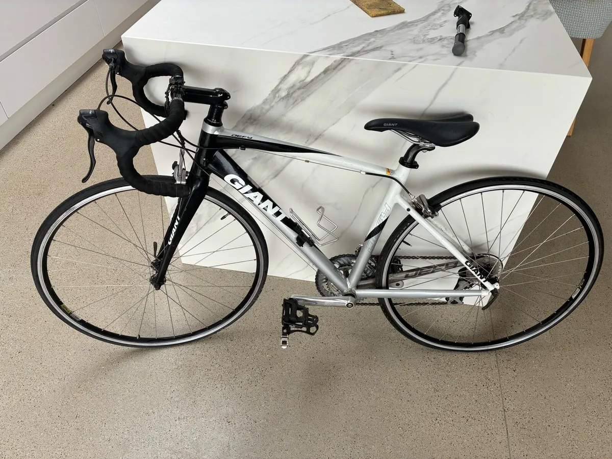 Giant defy road bike in good condition - Image 2