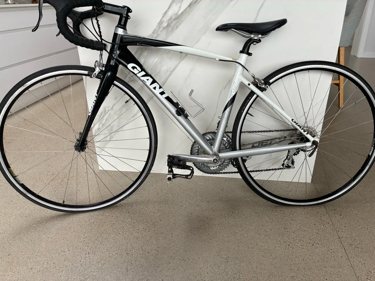 Giant defy road bike in good condition - Image 3