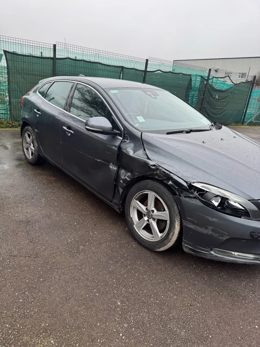 Volvo V40 - Image 2