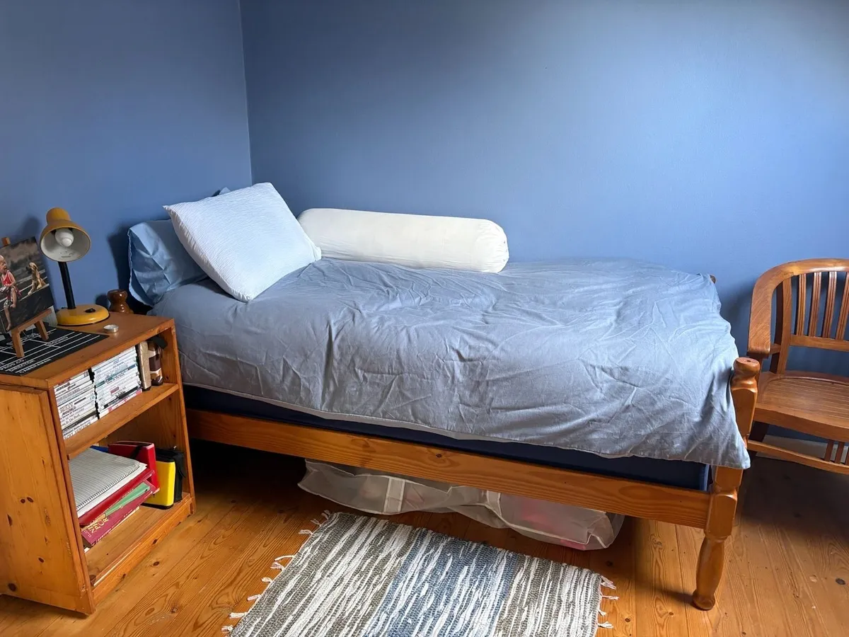 Single bed (wood) - Image 1