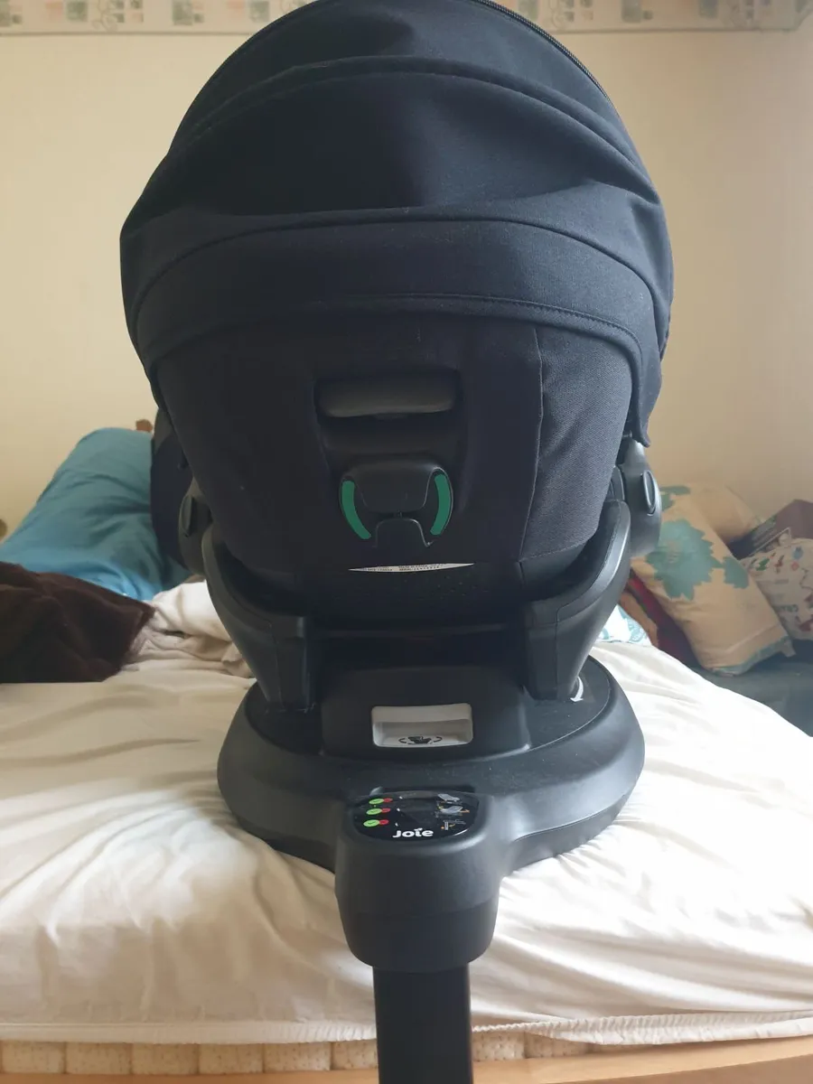 Joie signature infant car seat and i size base - Image 2