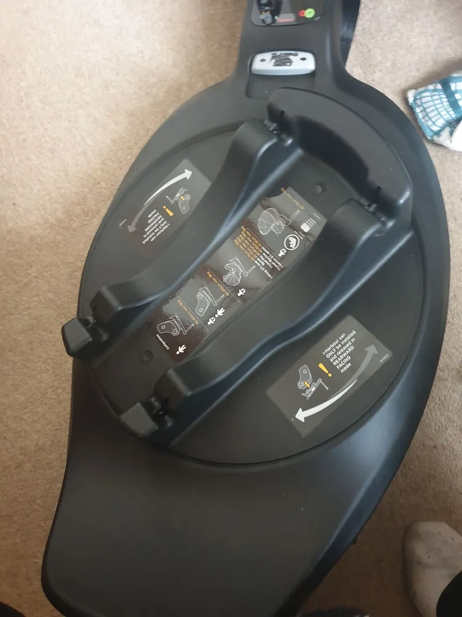 Joie signature infant car seat and i size base - Image 3