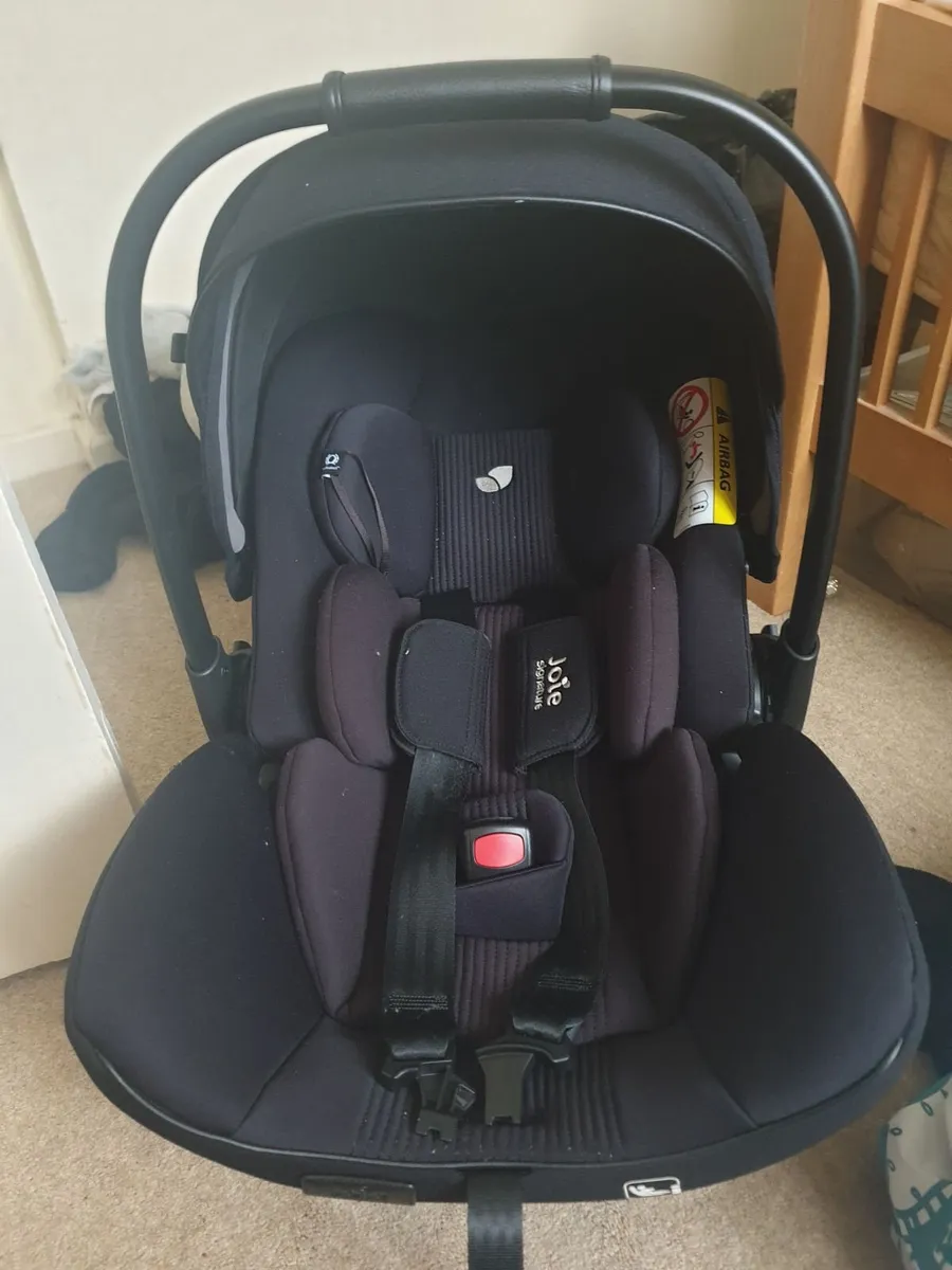Joie signature infant car seat and i size base - Image 1