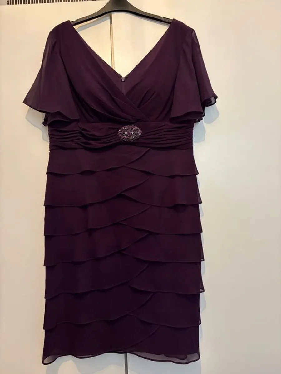 Stunning Jessica Howard Plum/Burgundy lined evening dress - Image 1