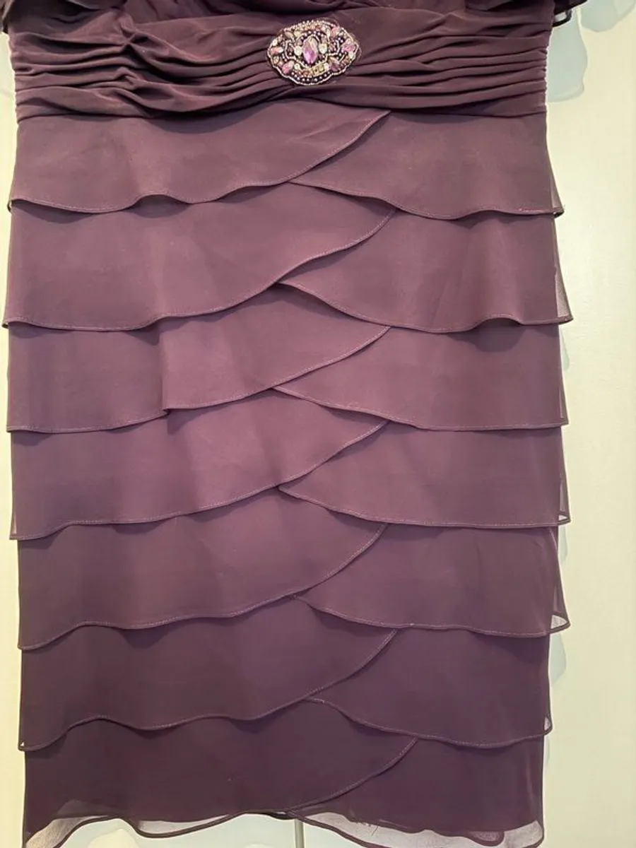 Stunning Jessica Howard Plum/Burgundy lined evening dress - Image 3