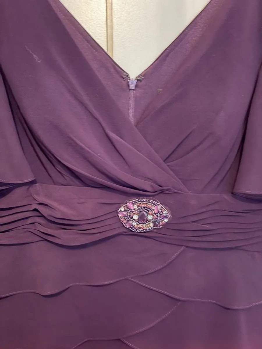 Stunning Jessica Howard Plum/Burgundy lined evening dress - Image 2