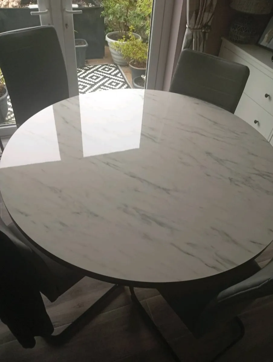 Dining room table - Image 1