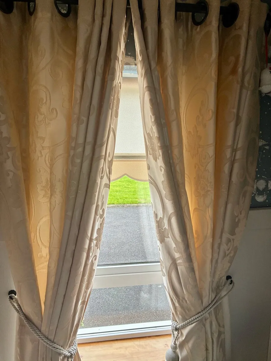 Curtains - Image 2