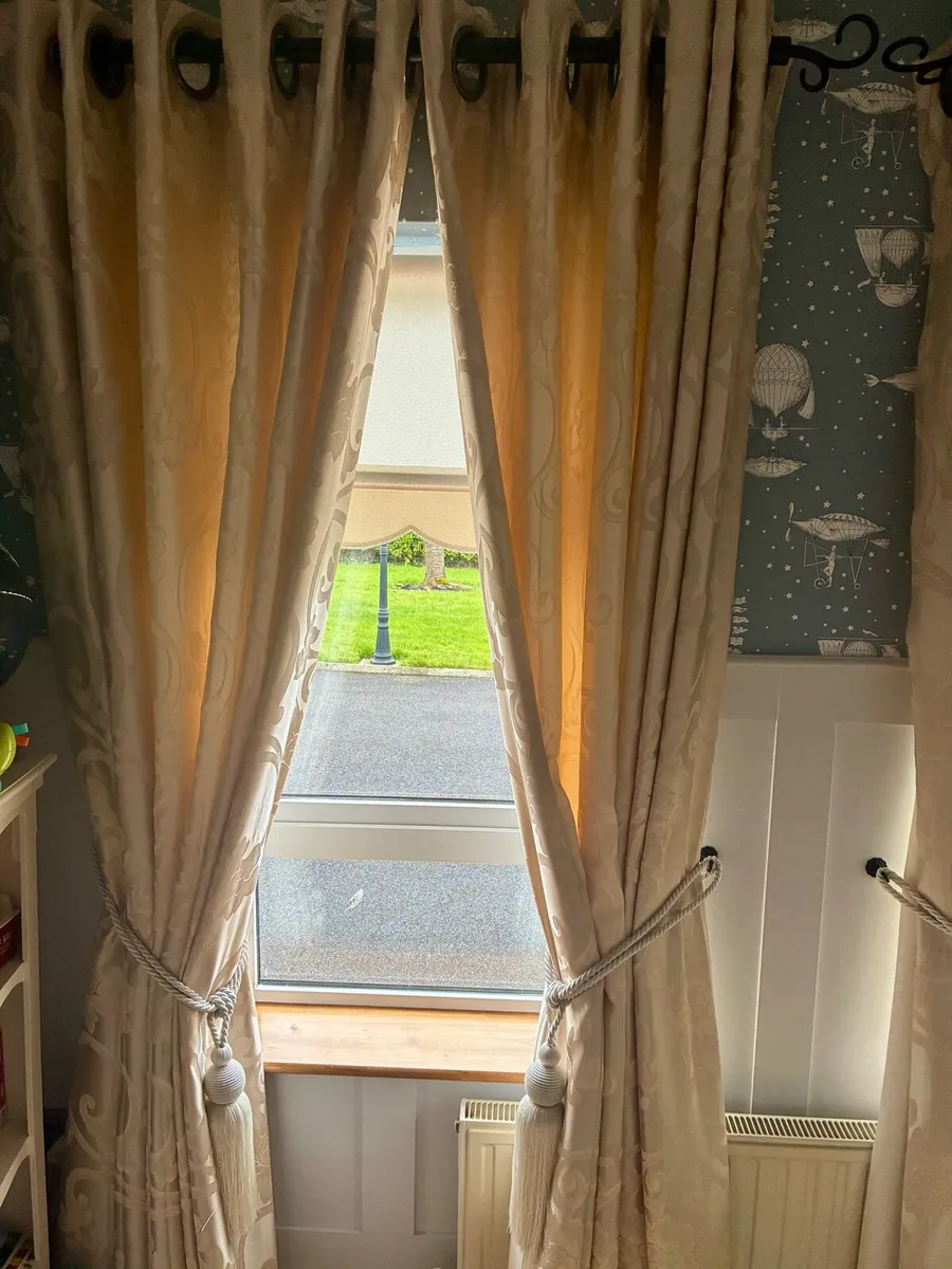 Curtains - Image 3