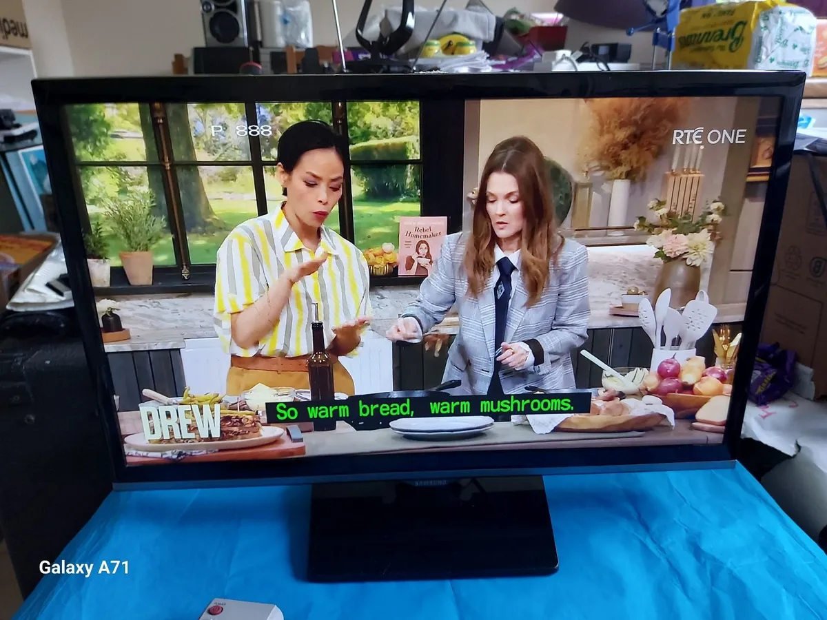 Samsung 22" TV Model T22E310EX with Remote Control - Image 2