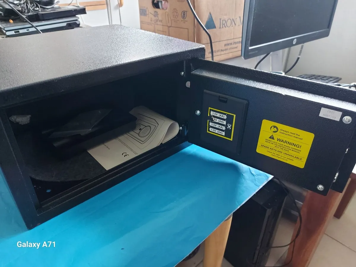Digital Security Safe, Model S-168E, new condition - Image 2