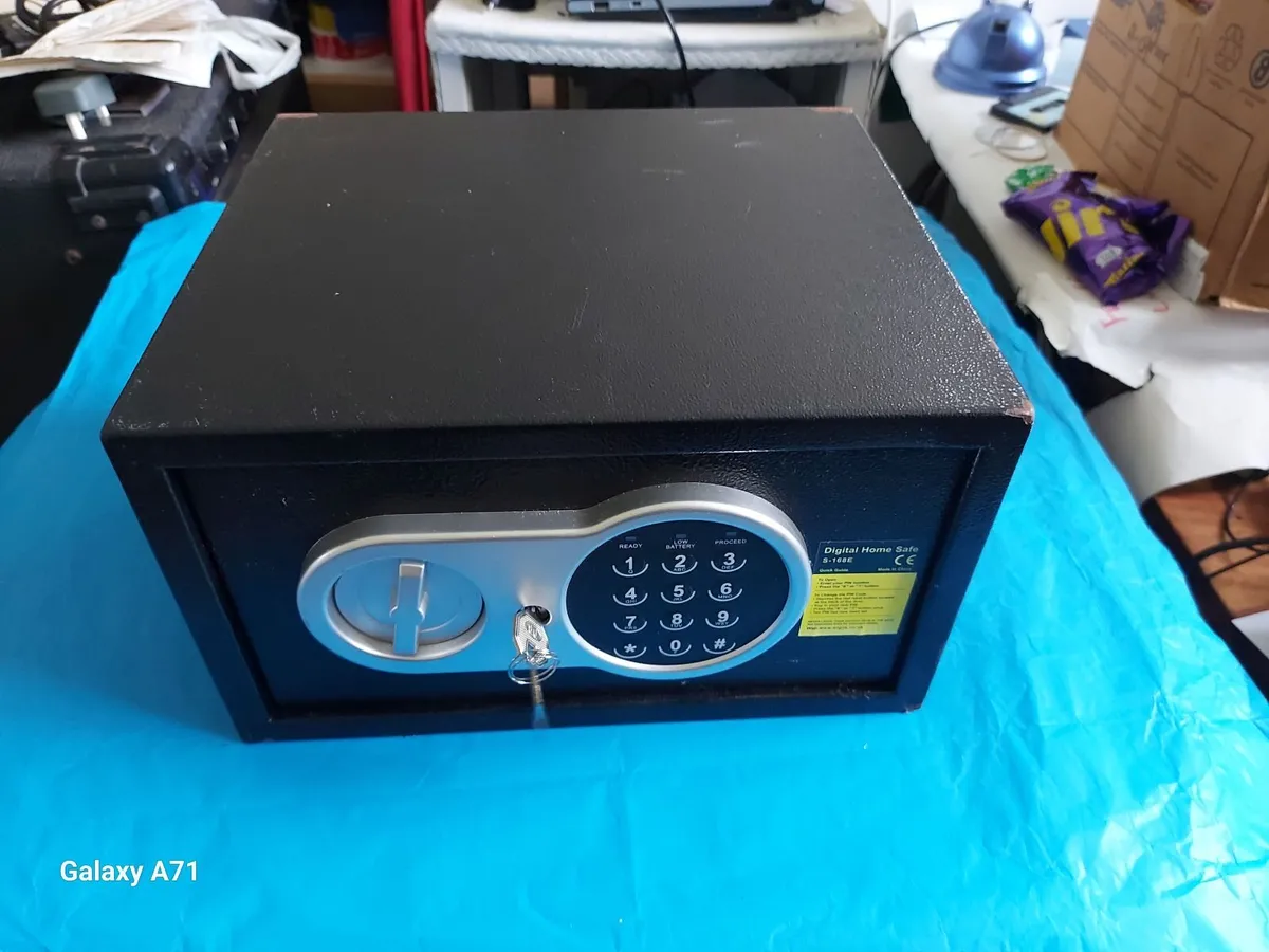 Digital Security Safe, Model S-168E, new condition - Image 3
