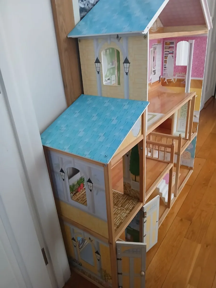 Large Doll house and accessories - Image 3