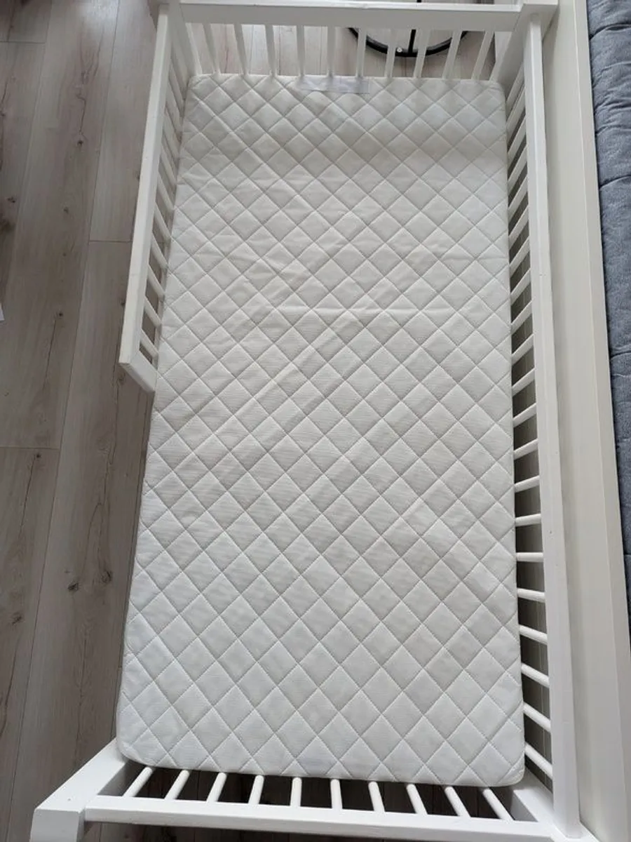 High quality Kids Bed with mattress (like new) - Image 4
