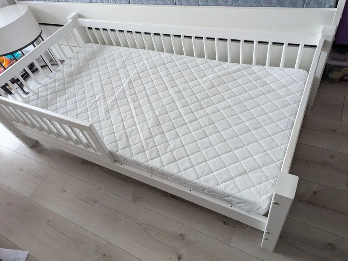 High quality Kids Bed with mattress (like new) - Image 1