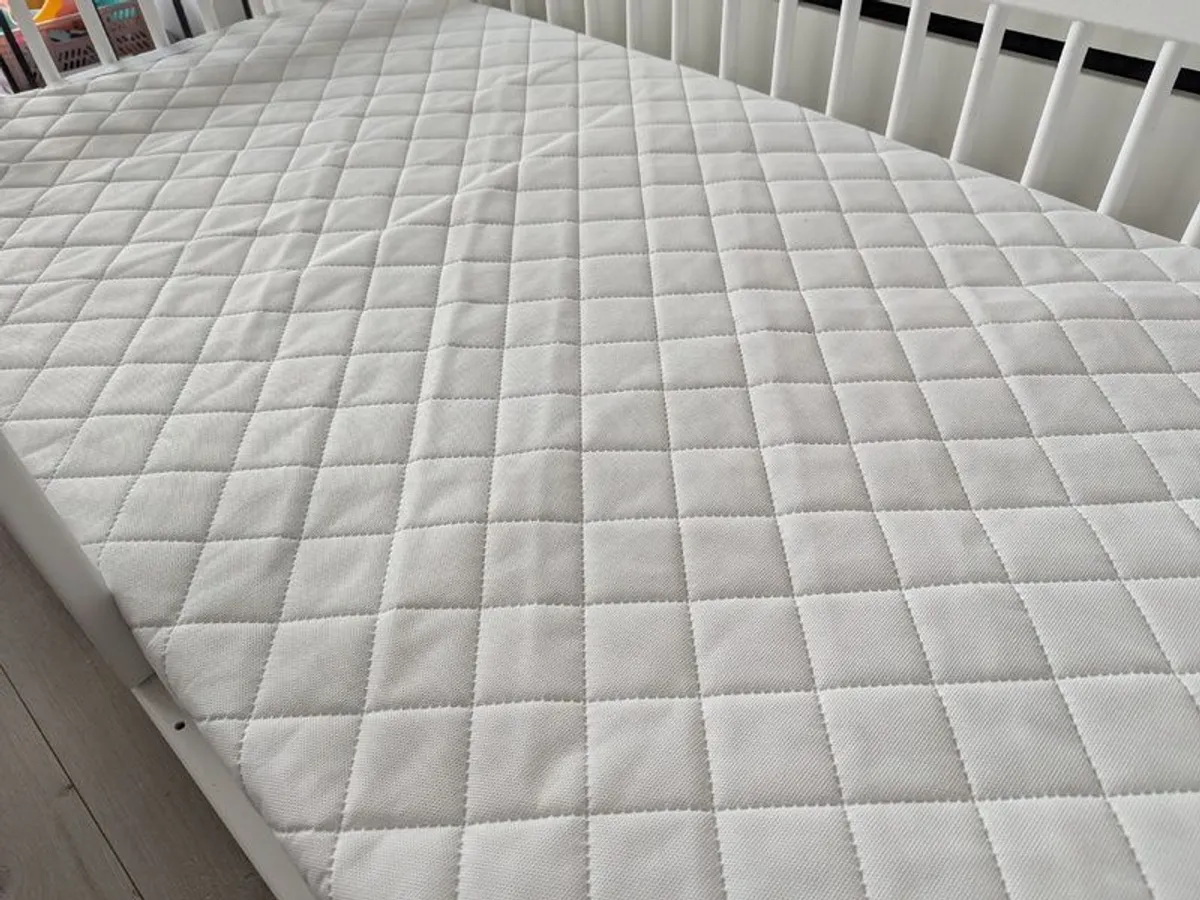 High quality Kids Bed with mattress (like new) - Image 3