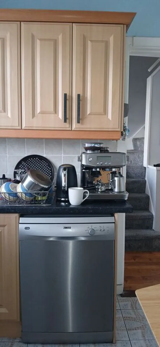 kitchen units and appliances - Image 1