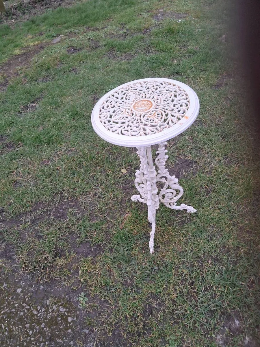 Cast iron table - Image 2