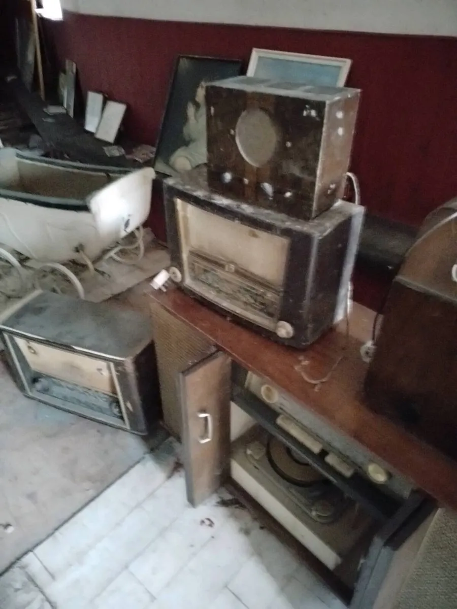 Old vintage radios - Image 2