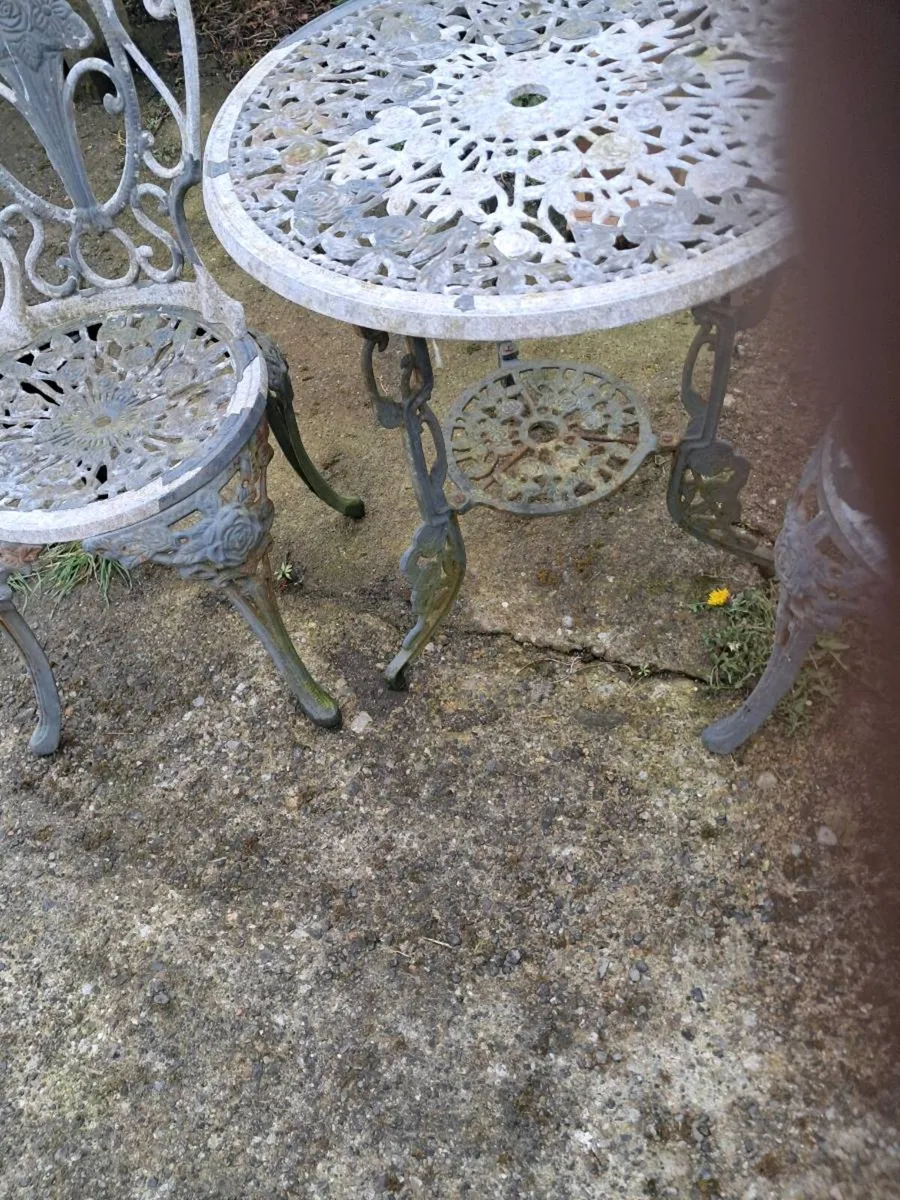 3 piece garden t able and chairs - Image 1