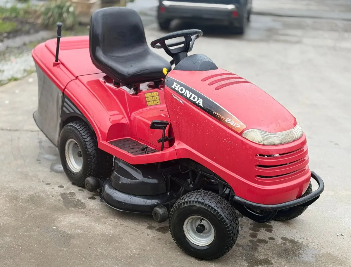 Honda 2417 RideOn Lawnmower - Image 1