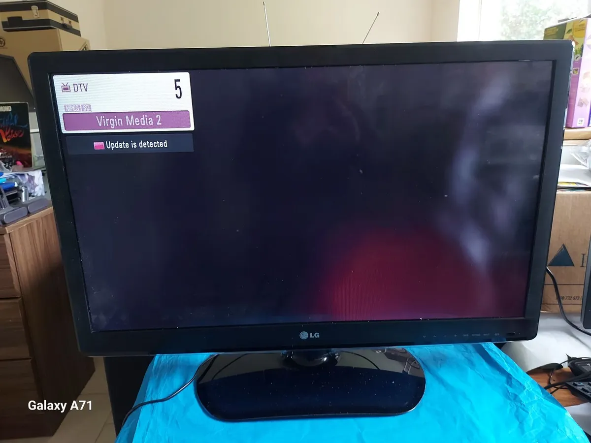LG 32 inch TV, Model 32LS3500, excellent condition - Image 3