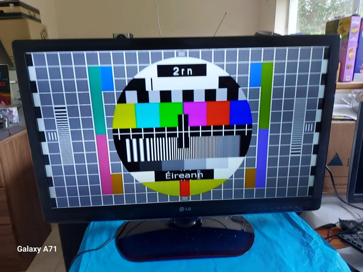 LG 32 inch TV, Model 32LS3500, excellent condition - Image 4