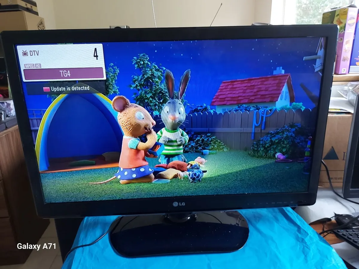 LG 32 inch TV, Model 32LS3500, excellent condition - Image 1