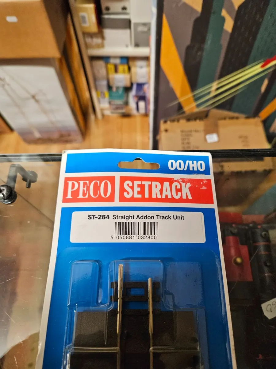 Hornby Peco OO Gauge Level Crossing - Image 1