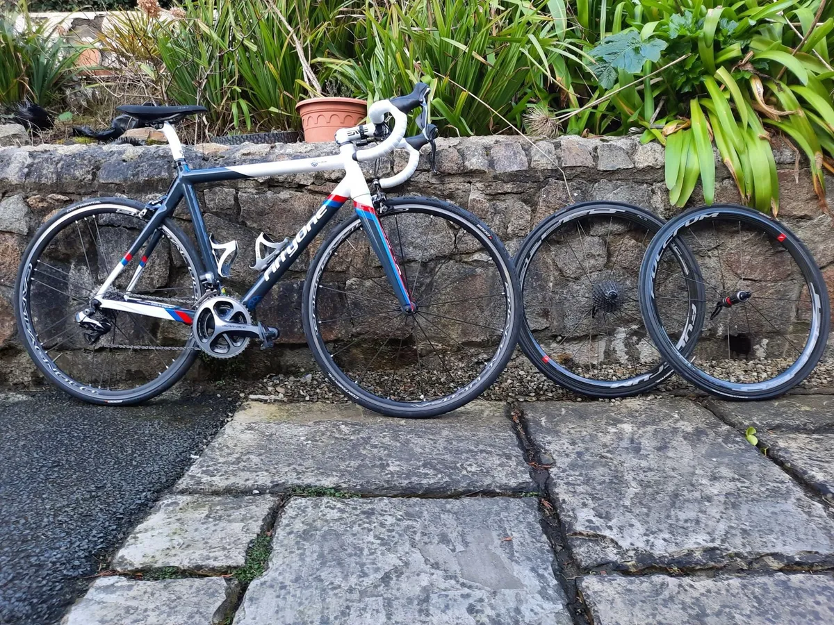 Lightweight Fifty One bike and fulcrum wheels - Image 1