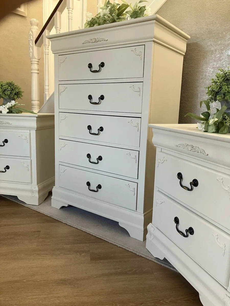 Chest of drawers and lockers riced in add - Image 4